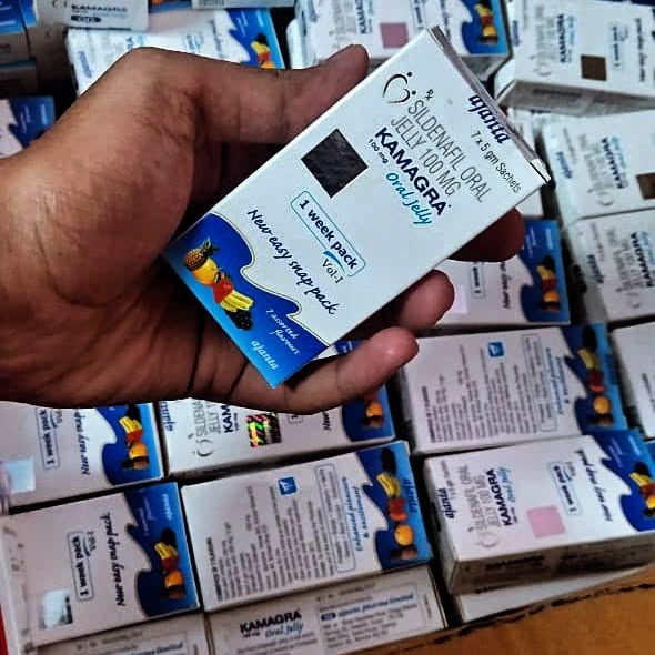 Kamagra zselé ízek egy doboz kézben tartva